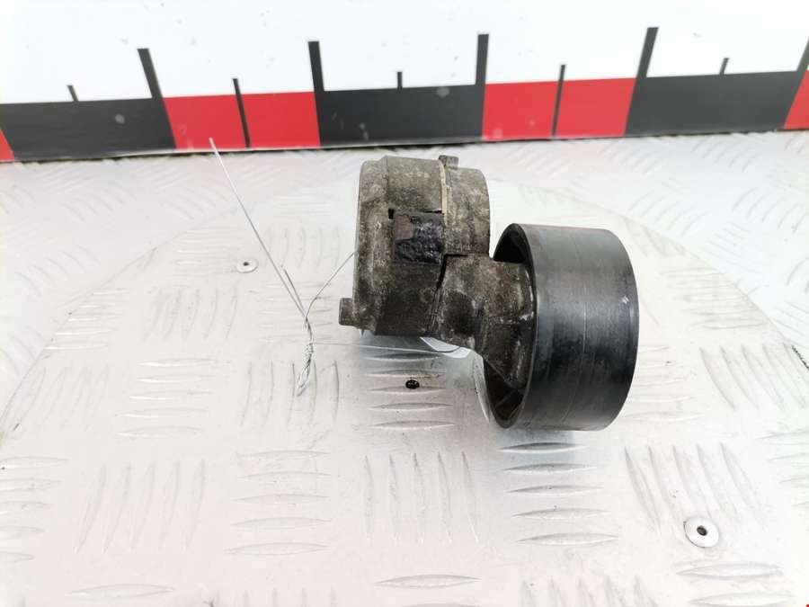 Натяжитель ремня генератора (приводного поликлинового ремня Alfa Romeo 156 (932) (1997-2007) Универсал 2004г. | Фото № 4 Натяжитель ремня генератора (приводного поликлинового ремня Alfa Romeo 156 (932) (1997-2007) Универсал 2004г. - Фото 4