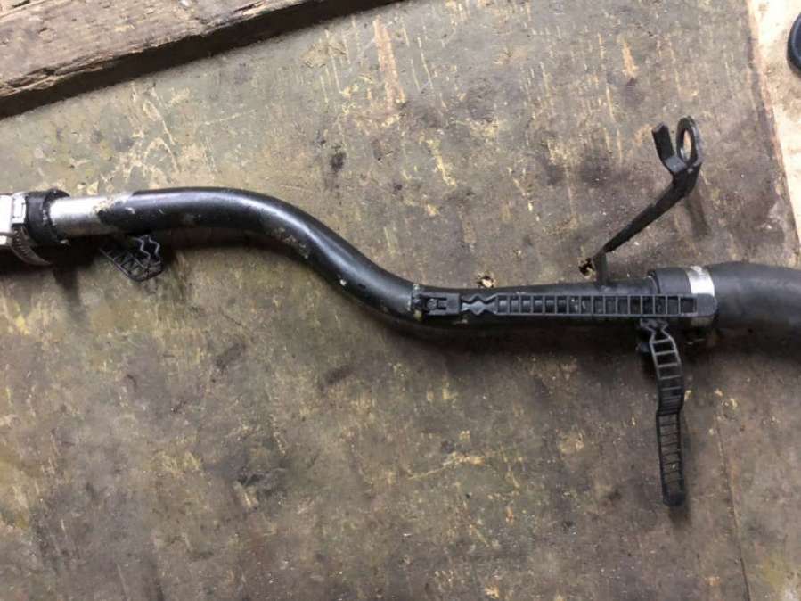 Трубка охлаждающей жидкости металлическая Audi 80 B4 1992г. | Фото № 2 Трубка охлаждающей жидкости металлическая Audi 80 B4 1992г. - Фото 2