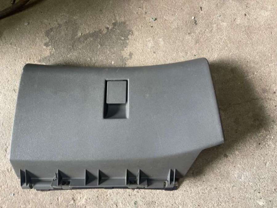 Бардачки боковые на мопед альфа rs11. Крышка бардачка камаз 6520. Перчаточный ящик на альфа ромео 156. Крышки бардачка альфа см 48. Тойота приус бардачок верхний.