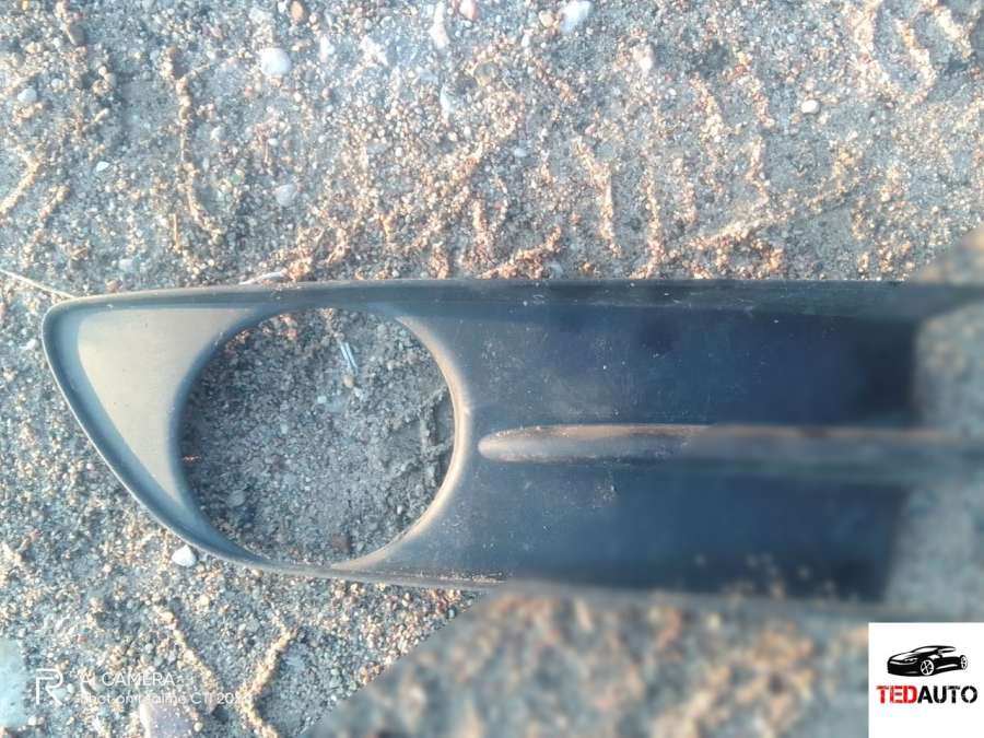 Заглушка (решетка) в бампер передний Renault Laguna 2 2002г. | Фото № 3 Заглушка (решетка) в бампер передний Renault Laguna 2 2002г. - Фото 3