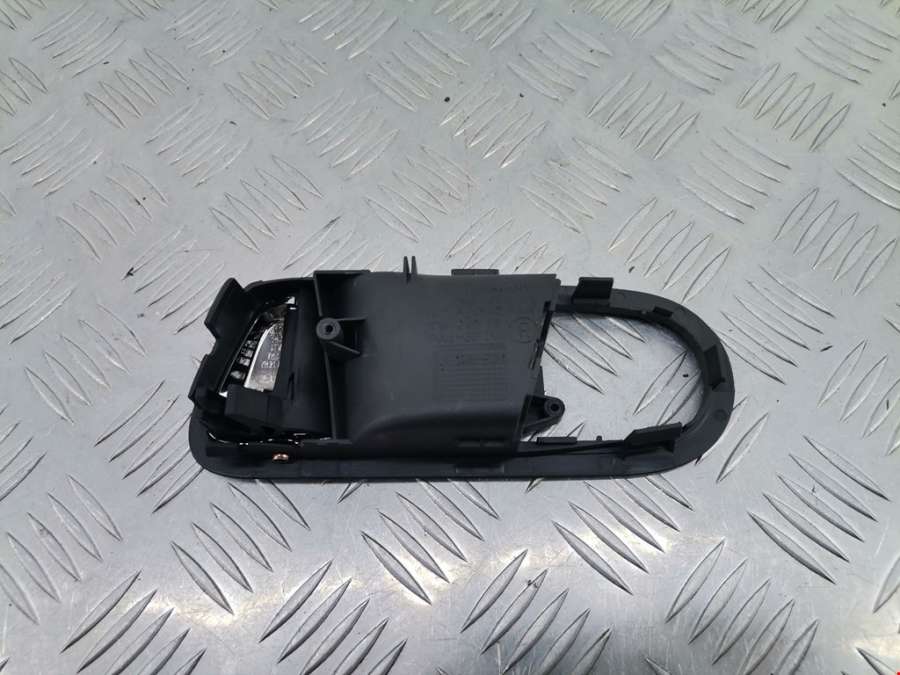 Ручка двери внутренняя передняя правая Volkswagen Sharan 1 (1995-2010) Минивэн 2002г. | Фото № 2 Ручка двери внутренняя передняя правая Volkswagen Sharan 1 (1995-2010) Минивэн 2002г. - Фото 2