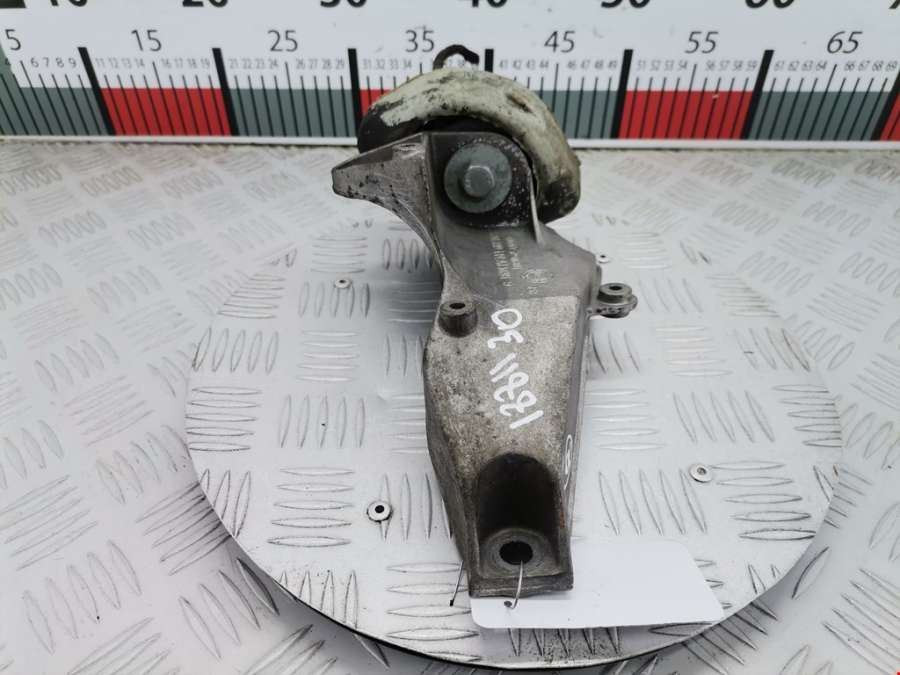 8D0399114AJ Кронштейн (крепление лапа траверса) кпп Volkswagen Passat 5 GP (2000-2005) Универсал 2003г. | Фото № 4 8D0399114AJ Кронштейн (крепление лапа траверса) кпп Volkswagen Passat 5 GP (2000-2005) Универсал 2003г. - Фото 4