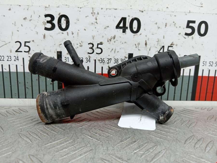 03L121131AA Фланец (штуцер системы охлаждения тройник) Skoda Fabia 2 (5J) (2007-2014) Универсал 2013г. | Фото № 1 03L121131AA Фланец (штуцер системы охлаждения тройник) Skoda Fabia 2 (5J) (2007-2014) Универсал 2013г. - Фото 1