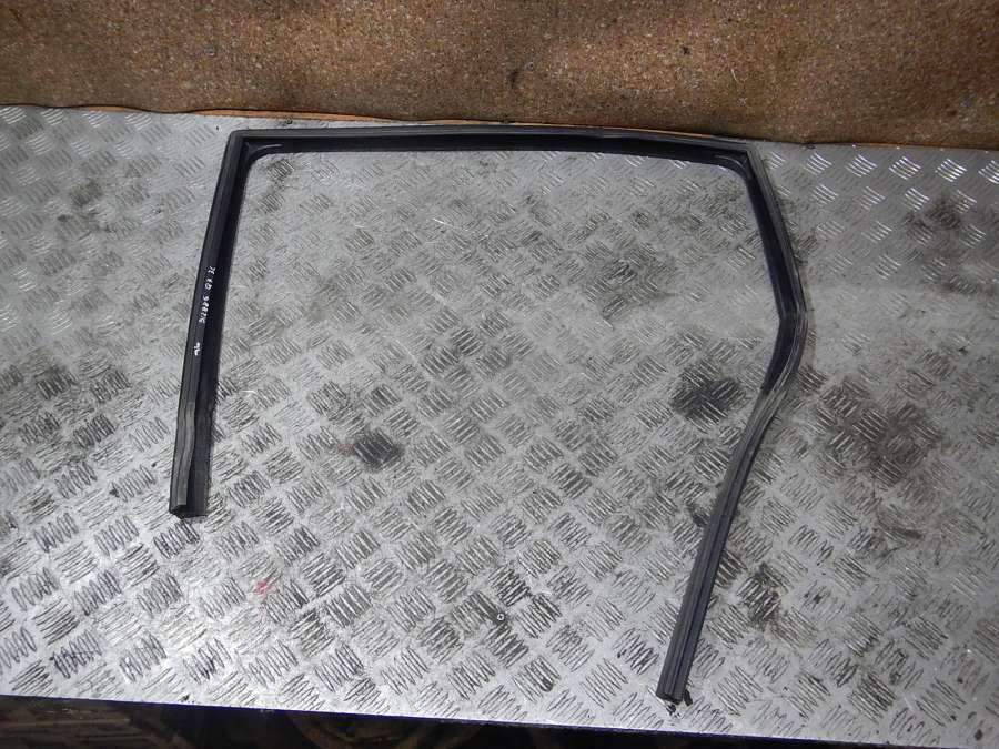 Уплотнитель стекла двери задней левой  Audi Q7 0000г. | Фото № 1   Уплотнитель стекла двери задней левой  Audi Q7 0000г. - Фото 1