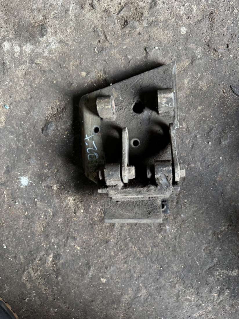 Кронштейн компрессора кондиционера Volkswagen Golf 2 1990г. | Фото № 2 Кронштейн компрессора кондиционера Volkswagen Golf 2 1990г. - Фото 2