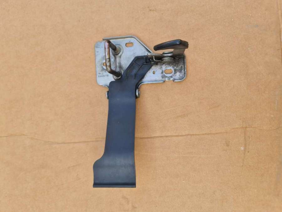 7E0823480E Крюк капота Volkswagen Caravelle T6 2018г. | Фото № 1 7E0823480E Крюк капота Volkswagen Caravelle T6 2018г. - Фото 1