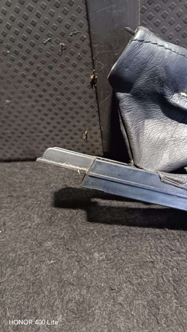 Чехол рычага ручного тормоза (ручника) Audi A6 C4 (S6,RS6) 1996г. | Фото № 7 Чехол рычага ручного тормоза (ручника) Audi A6 C4 (S6,RS6) 1996г. - Фото 7