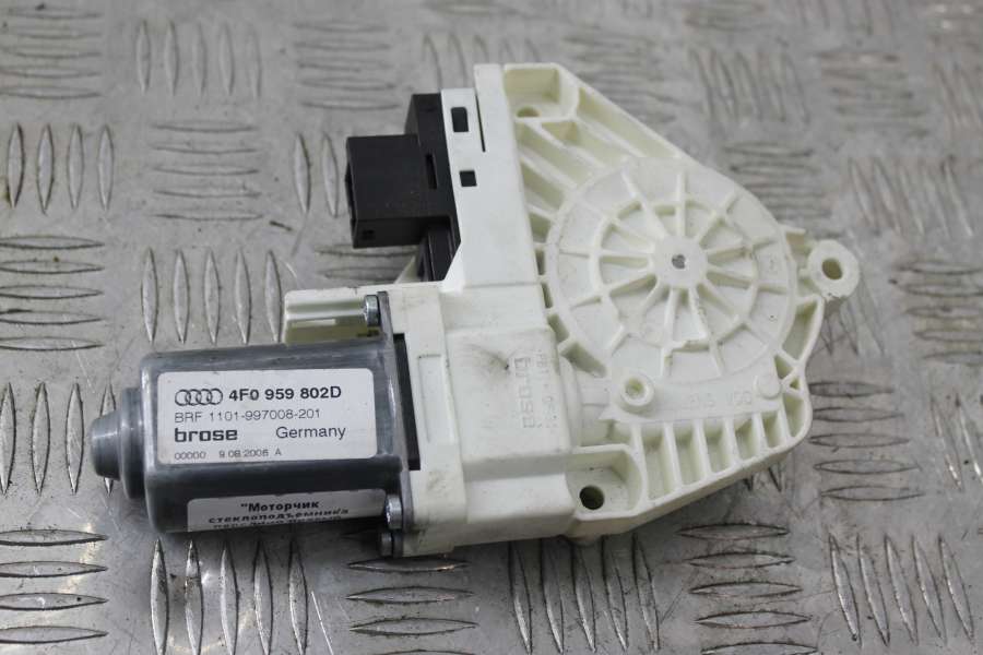 4F0959802 Моторчик стеклоподъемника передний правый Audi A6 седан 2007г. | Фото № 1 4F0959802 Моторчик стеклоподъемника передний правый Audi A6 седан 2007г. - Фото 1