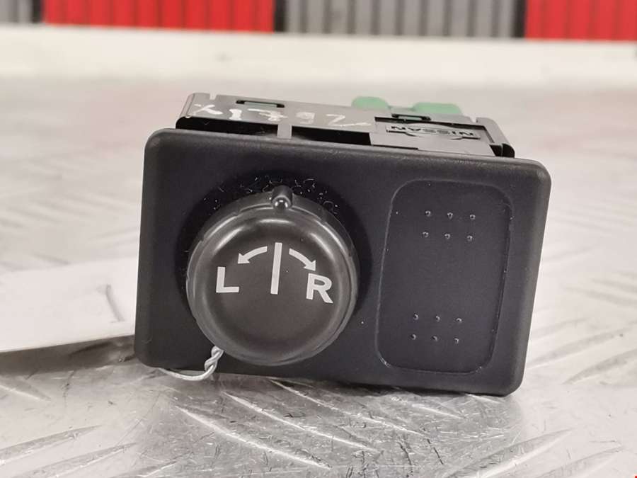 Джойстик регулировки зеркал Nissan Primera P12 (2001-2008) Универсал 2002г. | Фото № 1 Джойстик регулировки зеркал Nissan Primera P12 (2001-2008) Универсал 2002г. - Фото 1