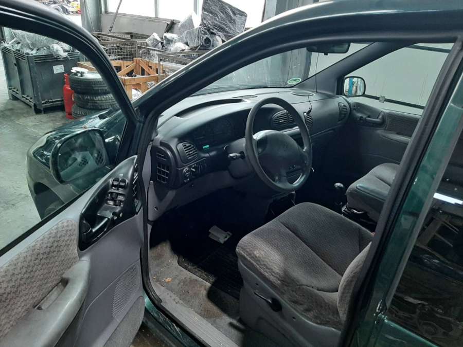 04716284 Дождевик (жабо) Chrysler Voyager 3 (1995-2001) Минивэн 1999г. | Фото № 10 04716284 Дождевик (жабо) Chrysler Voyager 3 (1995-2001) Минивэн 1999г. - Фото 10