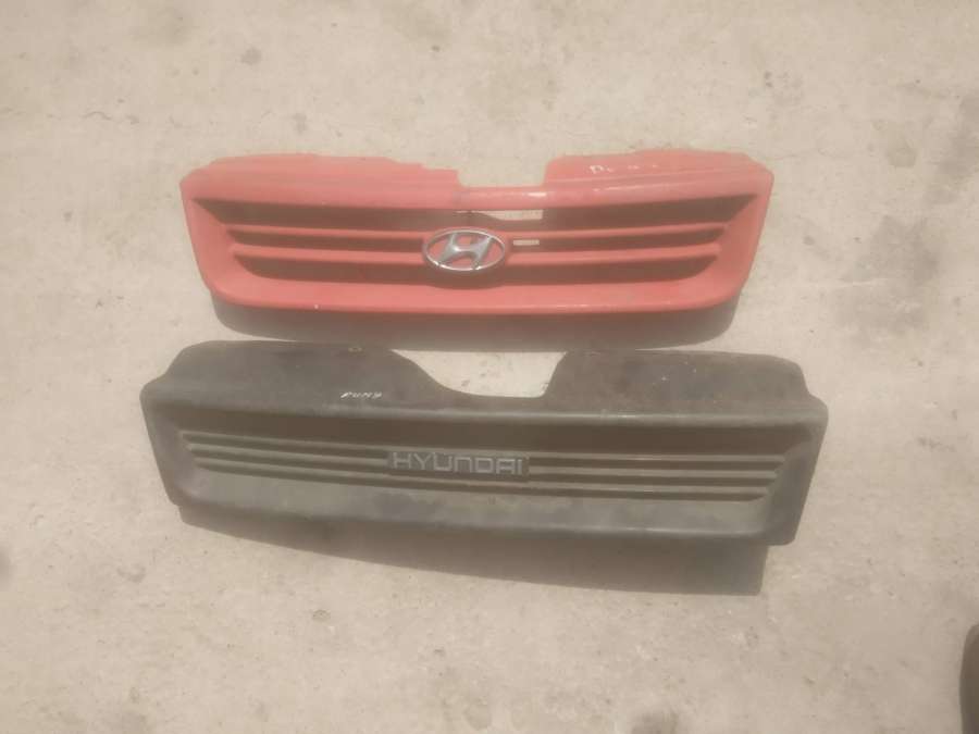 Решетка радиатора Hyundai Pony X2 1993г. | Фото № 1 Решетка радиатора Hyundai Pony X2 1993г. - Фото 1