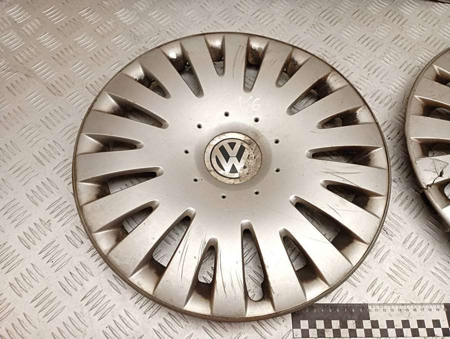 3C0601147B Колпак колесный  Volkswagen Passat B6 универсал 2007г. | Фото № 4  3C0601147B Колпак колесный  Volkswagen Passat B6 универсал 2007г. - Фото 4