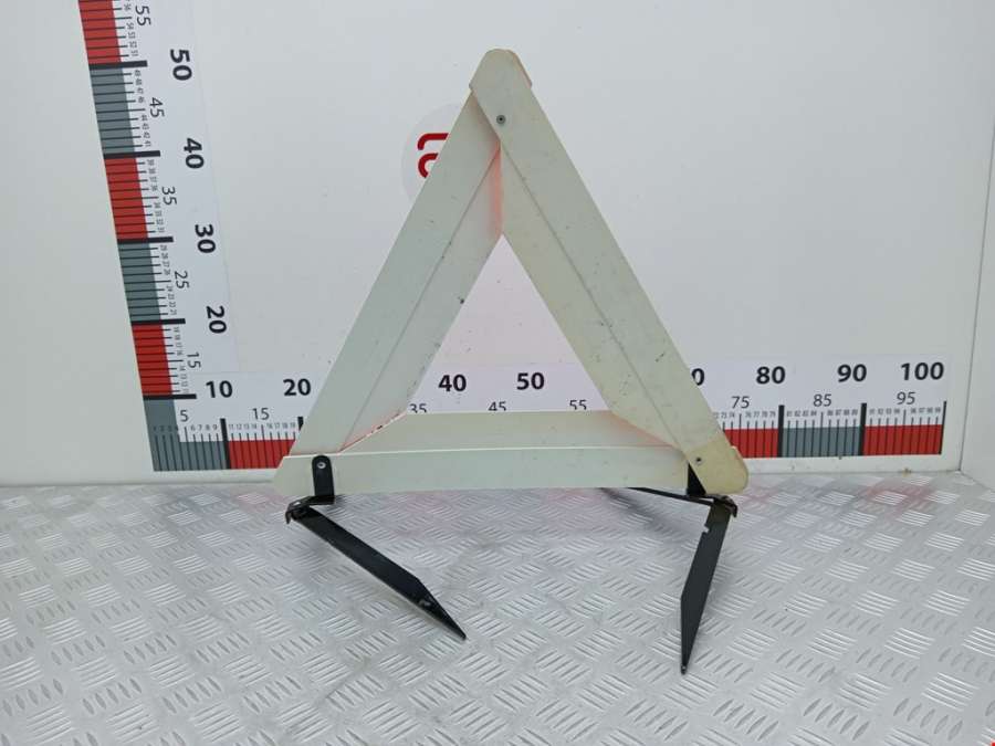 Знак аварийной остановки Audi A4 B5 (1994-2001) Универсал 1996г. | Фото № 3 Знак аварийной остановки Audi A4 B5 (1994-2001) Универсал 1996г. - Фото 3