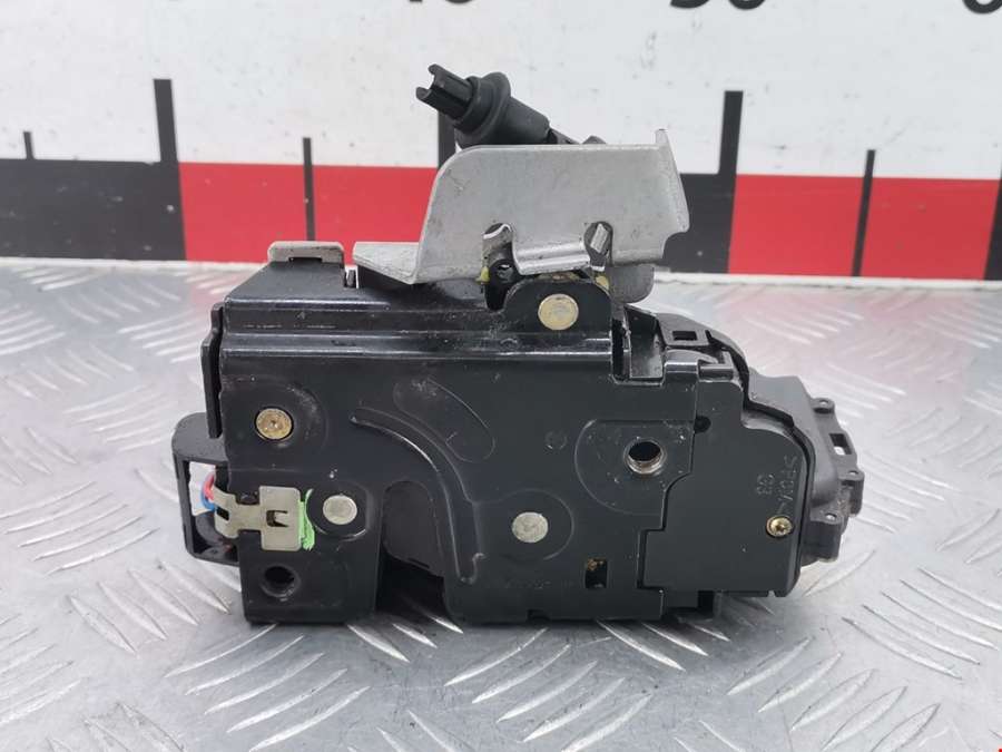 4B0839015D Замок двери задней левой Audi A6 C5 (1997-2005) Универсал 2004г. | Фото № 2 4B0839015D Замок двери задней левой Audi A6 C5 (1997-2005) Универсал 2004г. - Фото 2