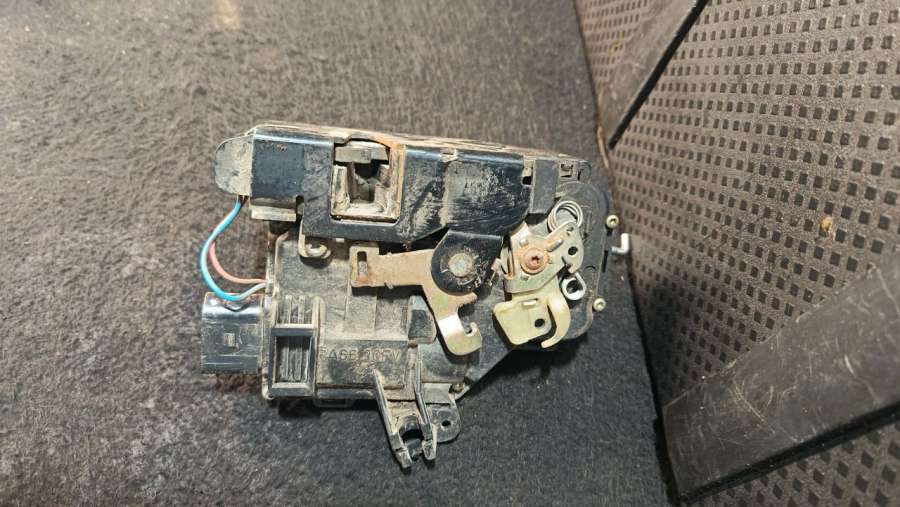 4B1837015B Замок двери передней левой Audi A6 C5 (S6,RS6) 2002г. | Фото № 2 4B1837015B Замок двери передней левой Audi A6 C5 (S6,RS6) 2002г. - Фото 2