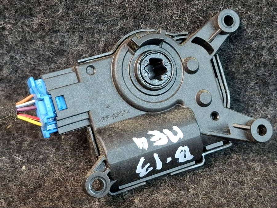 2Q0907511F Моторчик заслонки печки  Volkswagen Jetta 2021г. | Фото № 2  2Q0907511F Моторчик заслонки печки  Volkswagen Jetta 2021г. - Фото 2