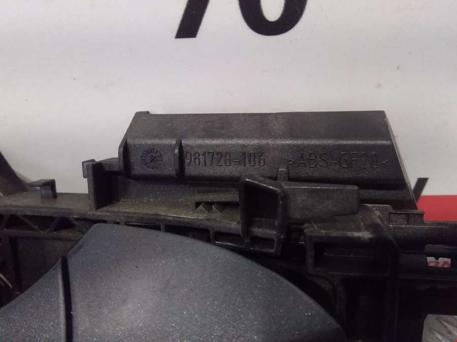 Ручка двери наружная задняя левая Mercedes C-Class (W204) (2006-2015) Седан 2008г. | Фото № 3 Ручка двери наружная задняя левая Mercedes C-Class (W204) (2006-2015) Седан 2008г. - Фото 3