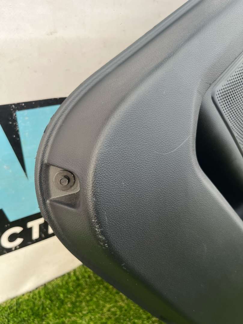 LJ6B-S642A54-A Обшивка двери задней правой Ford Escape 2020г. | Фото № 4 LJ6B-S642A54-A Обшивка двери задней правой Ford Escape 2020г. - Фото 4