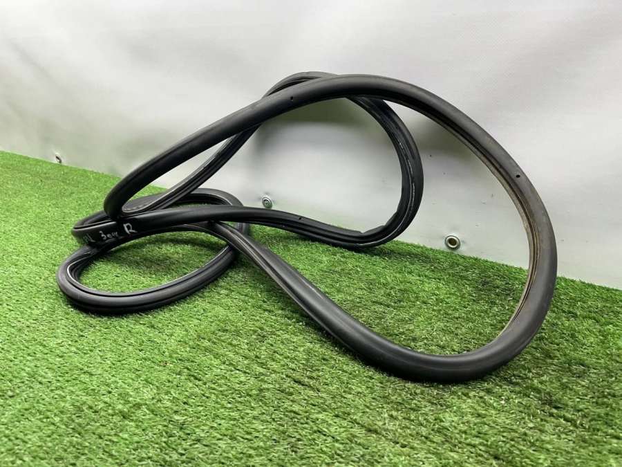 Уплотнитель двери задней правой  Volkswagen Touareg 1 2005г. | Фото № 3   Уплотнитель двери задней правой  Volkswagen Touareg 1 2005г. - Фото 3