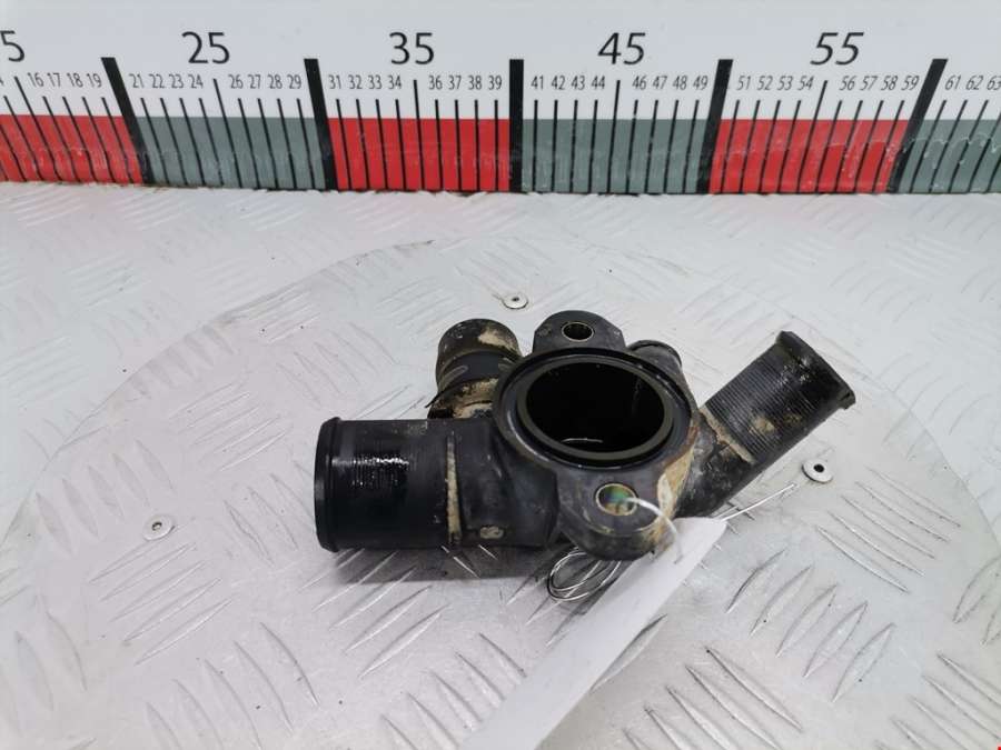 9619498980 Фланец (штуцер системы охлаждения тройник) Peugeot Partner 1 (1996-2008) Фургон 1996г. | Фото № 1 9619498980 Фланец (штуцер системы охлаждения тройник) Peugeot Partner 1 (1996-2008) Фургон 1996г. - Фото 1