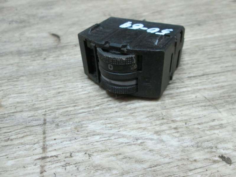 Кнопка (выключатель) Audi A6 1999г. | Фото № 1 Кнопка (выключатель) Audi A6 1999г. - Фото 1