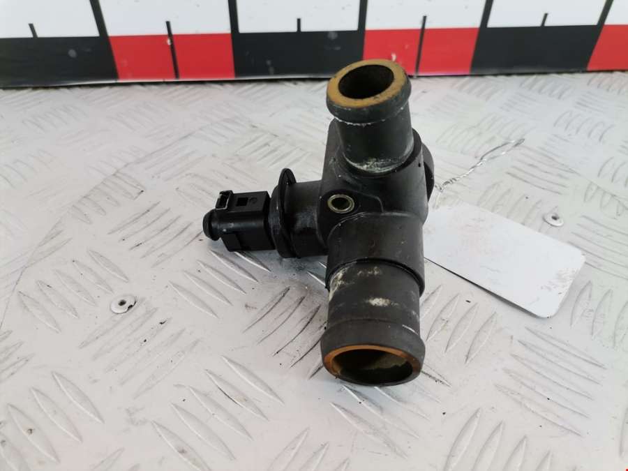 028121132 Фланец (штуцер системы охлаждения тройник) Audi A6 C5 (1997-2005) Универсал 1999г. | Фото № 4 028121132 Фланец (штуцер системы охлаждения тройник) Audi A6 C5 (1997-2005) Универсал 1999г. - Фото 4