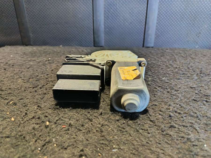 Моторчик стеклоподъемника задний правый Volkswagen Golf 4 1999г. | Фото № 2 Моторчик стеклоподъемника задний правый Volkswagen Golf 4 1999г. - Фото 2